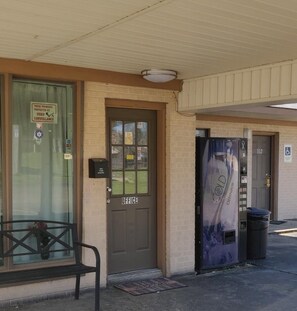 Vista frontal de la propiedad