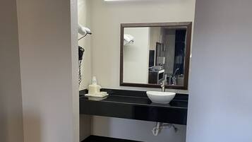 Bañera con ducha, secador de pelo, toallas