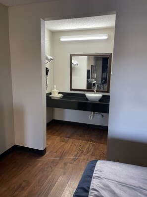 Bañera con ducha, secador de pelo, toallas