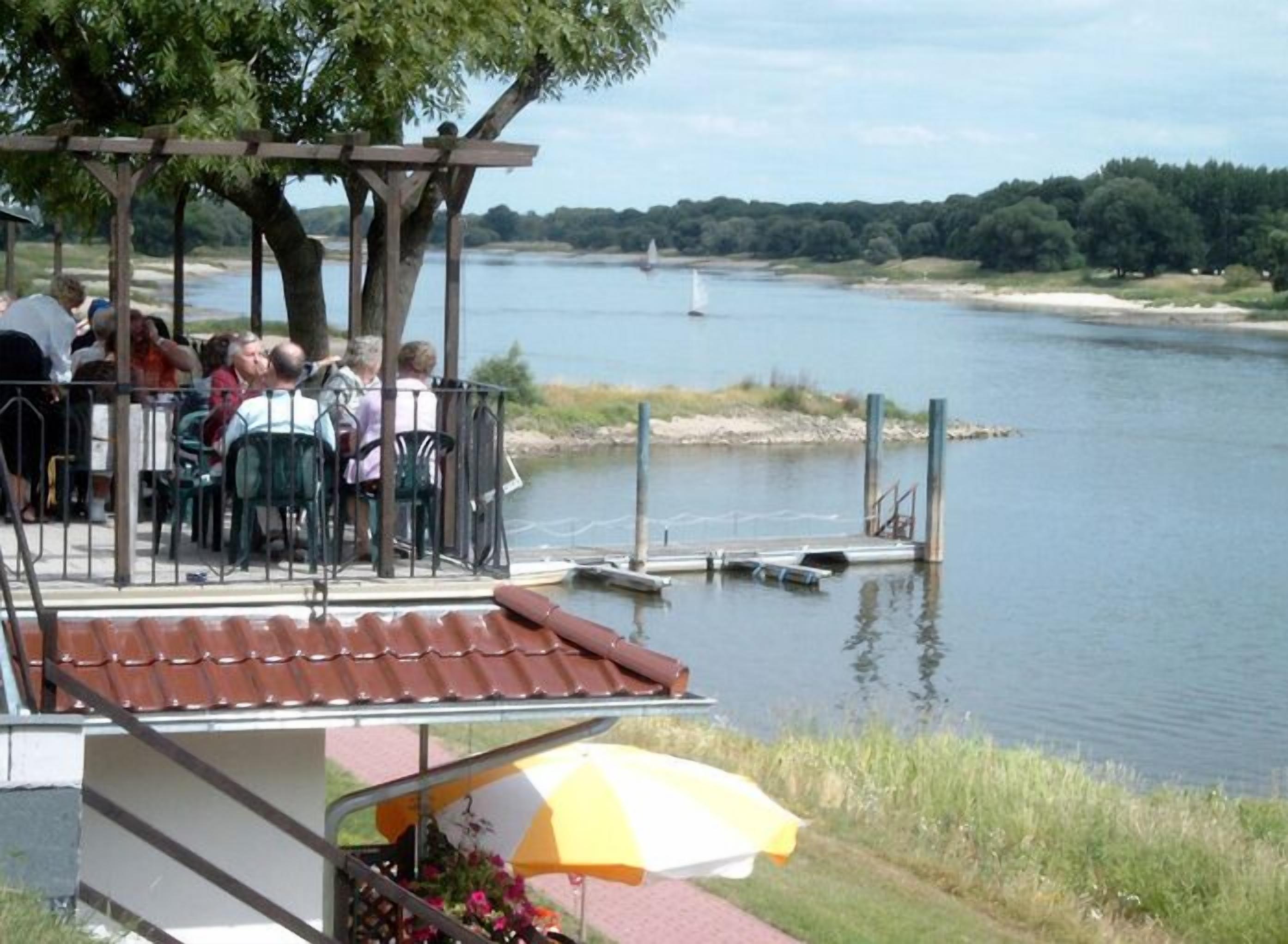 breakfast, lunch, dinner served; regional cuisine