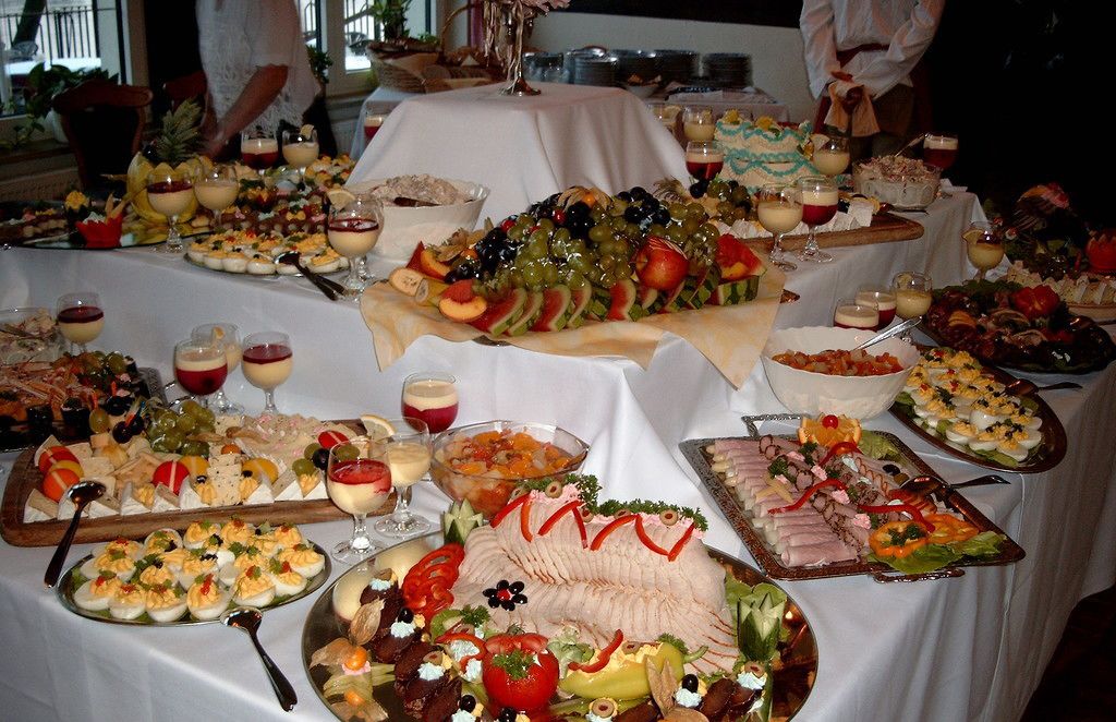 Een buffet met diverse gerechten en dranken.