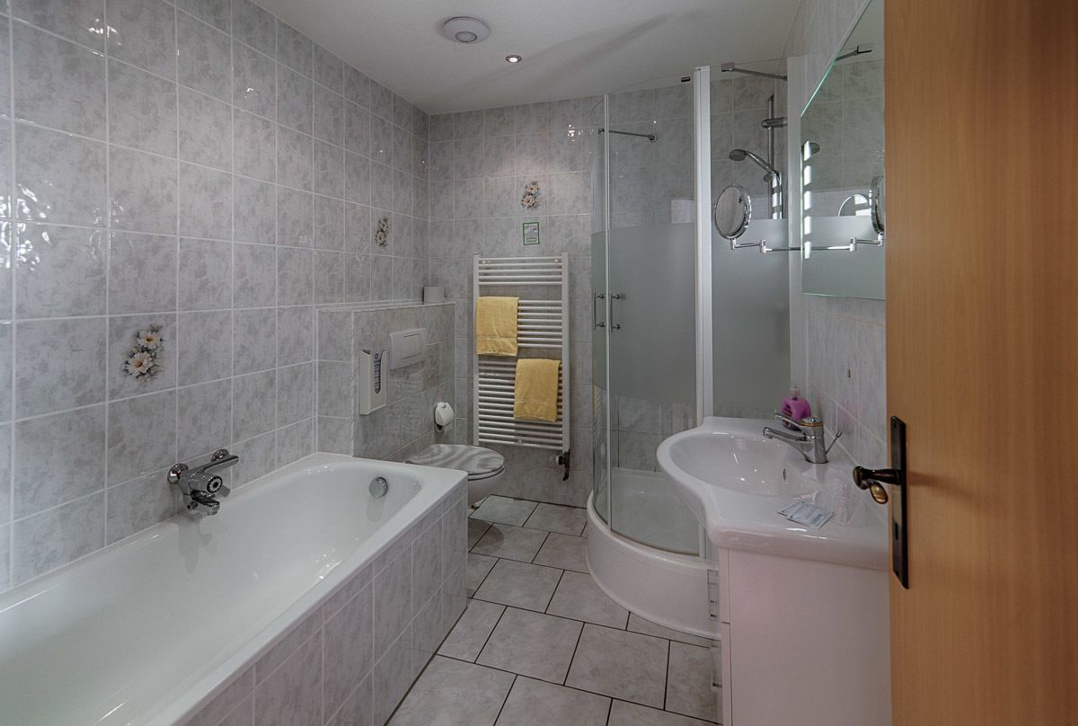 apartment | bathroom amenities | shower, free toiletries, towels