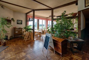 Frühstück, Mittagessen, Abendessen, regionale Küche 