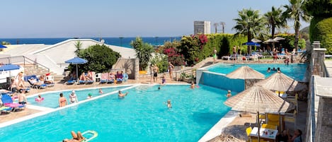 3 piscinas externas, guarda-sóis, espreguiçadeiras