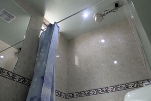 Estudio familiar, 2 habitaciones, cocina básica | Ducha del cuarto de baño