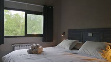Standard Room, Pool View | Premium bedding, minibar, in-room safe, desk