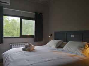 Habitación estándar, vistas a la piscina | Ropa de cama de alta calidad, minibar, caja fuerte y escritorio