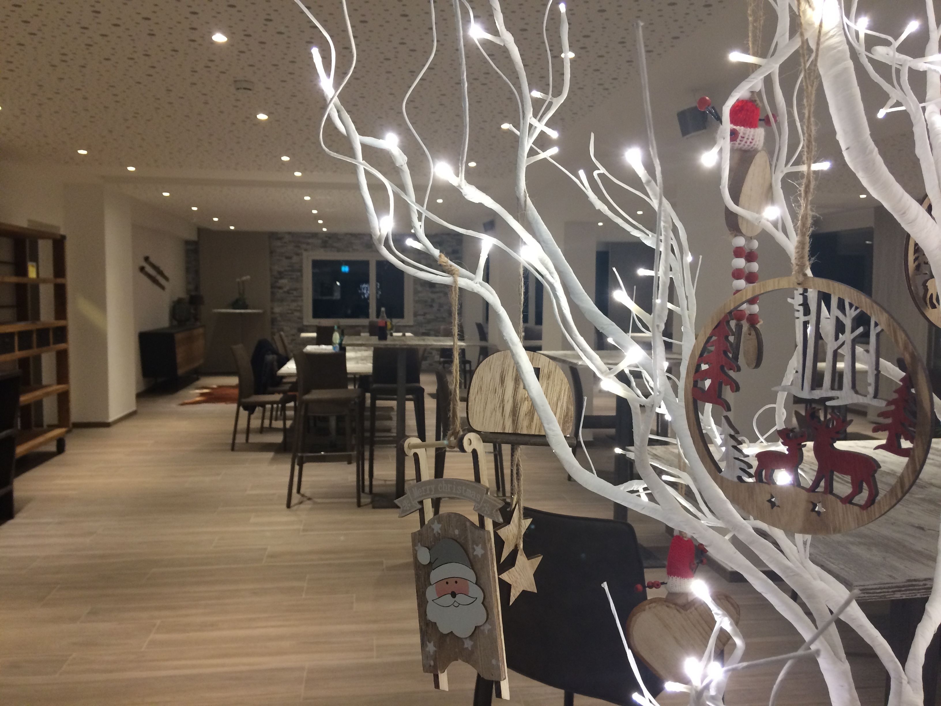 2 restaurants, breakfast, dinner served; international cuisine