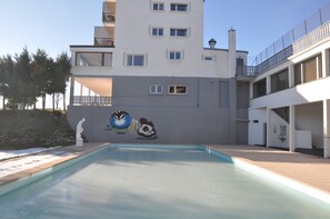 Piscine extérieure, parasols de plage, chaises longues