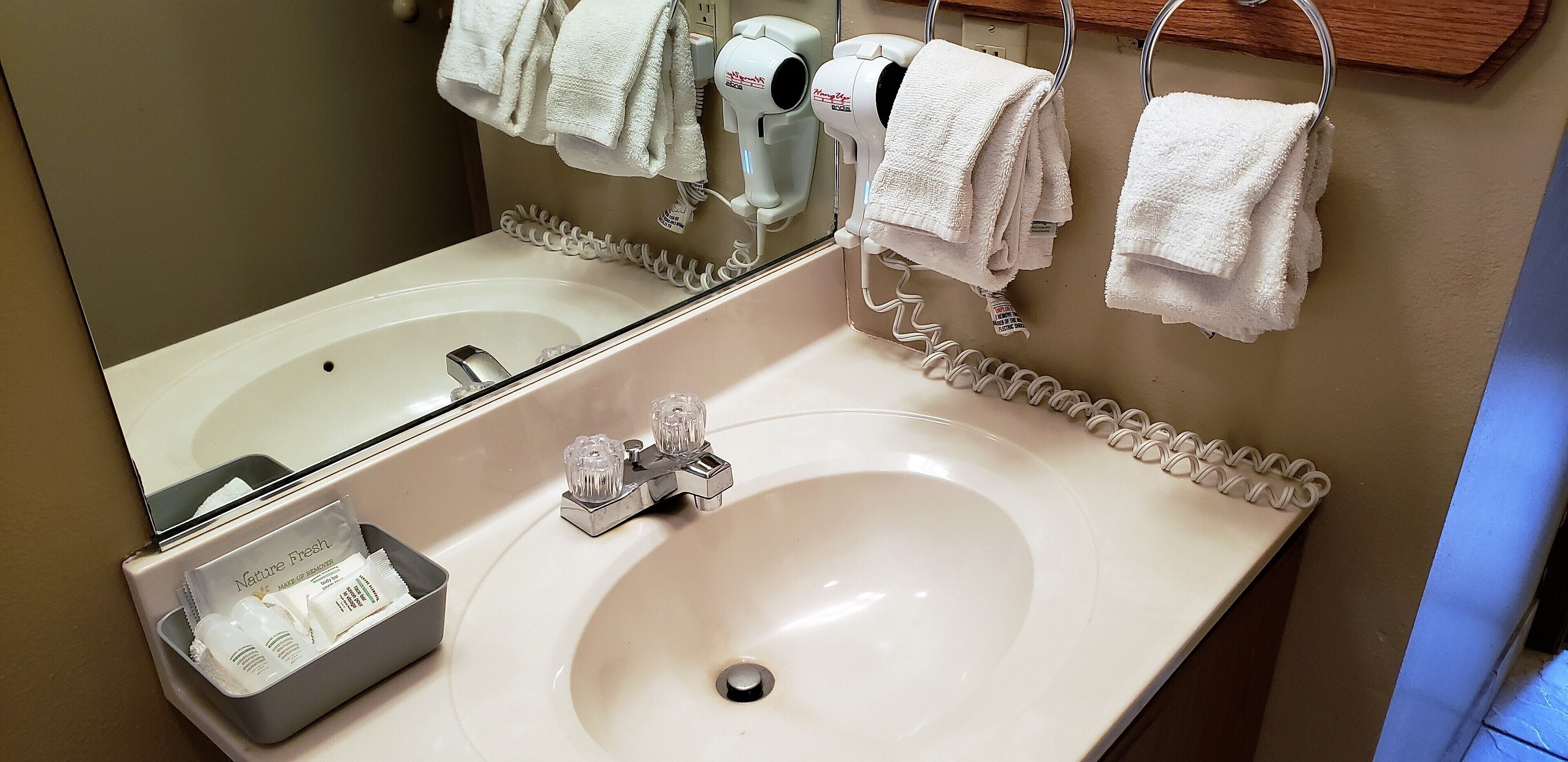 shower, hydromassage showerhead, free toiletries, hair dryer