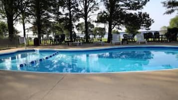 Außenpool (je nach Saison geöffnet), Sonnenschirme, Liegestühle