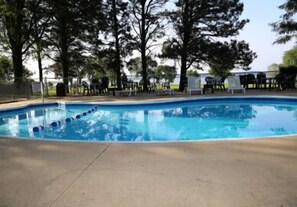 Seasonal outdoor pool, pool umbrellas, sun loungers - Lewis and Clark Resort (Yankton)