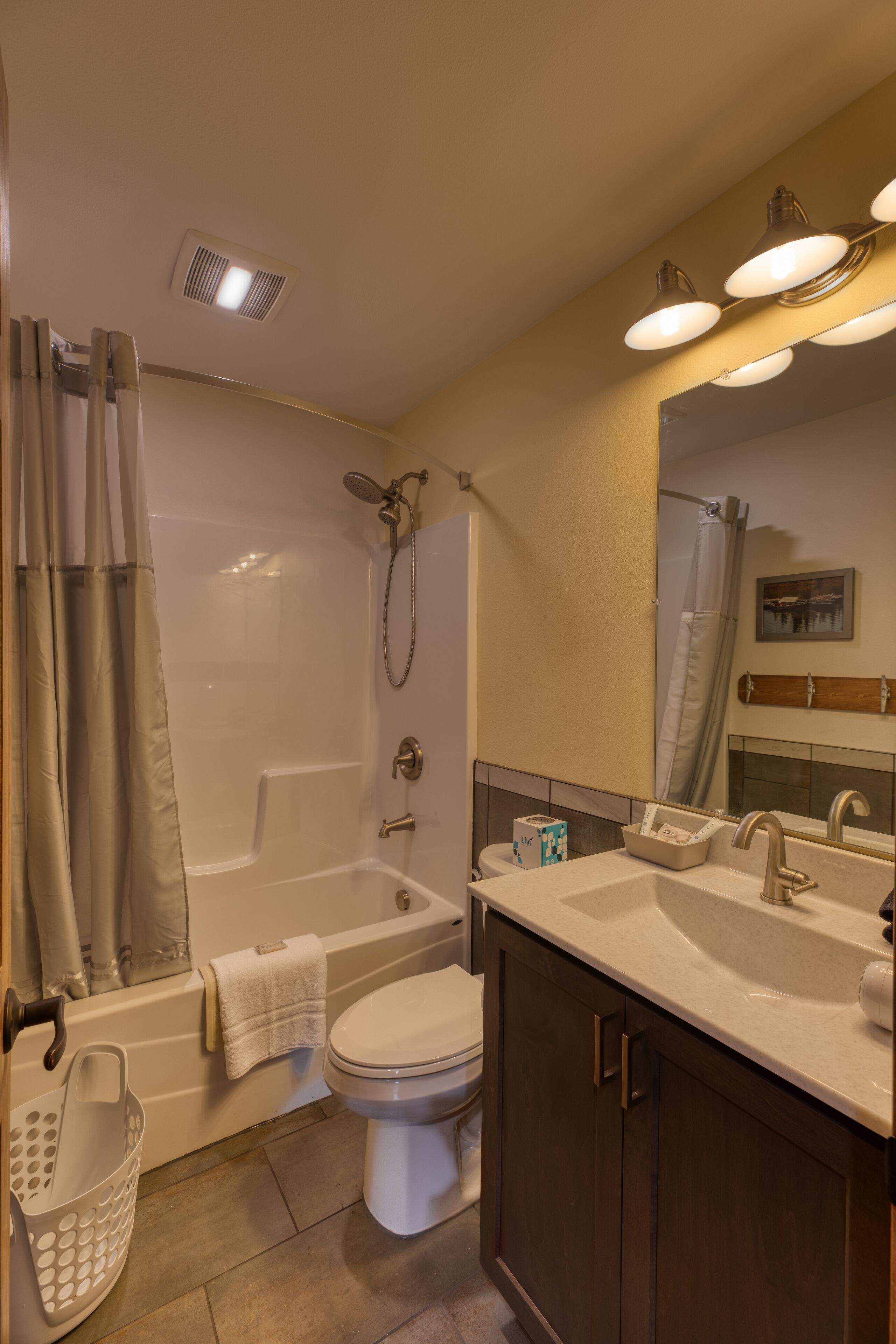 Une salle de bain avec une baignoire, des toilettes et un lavabo.