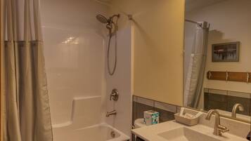 Une salle de bain avec une baignoire, des toilettes et un lavabo.