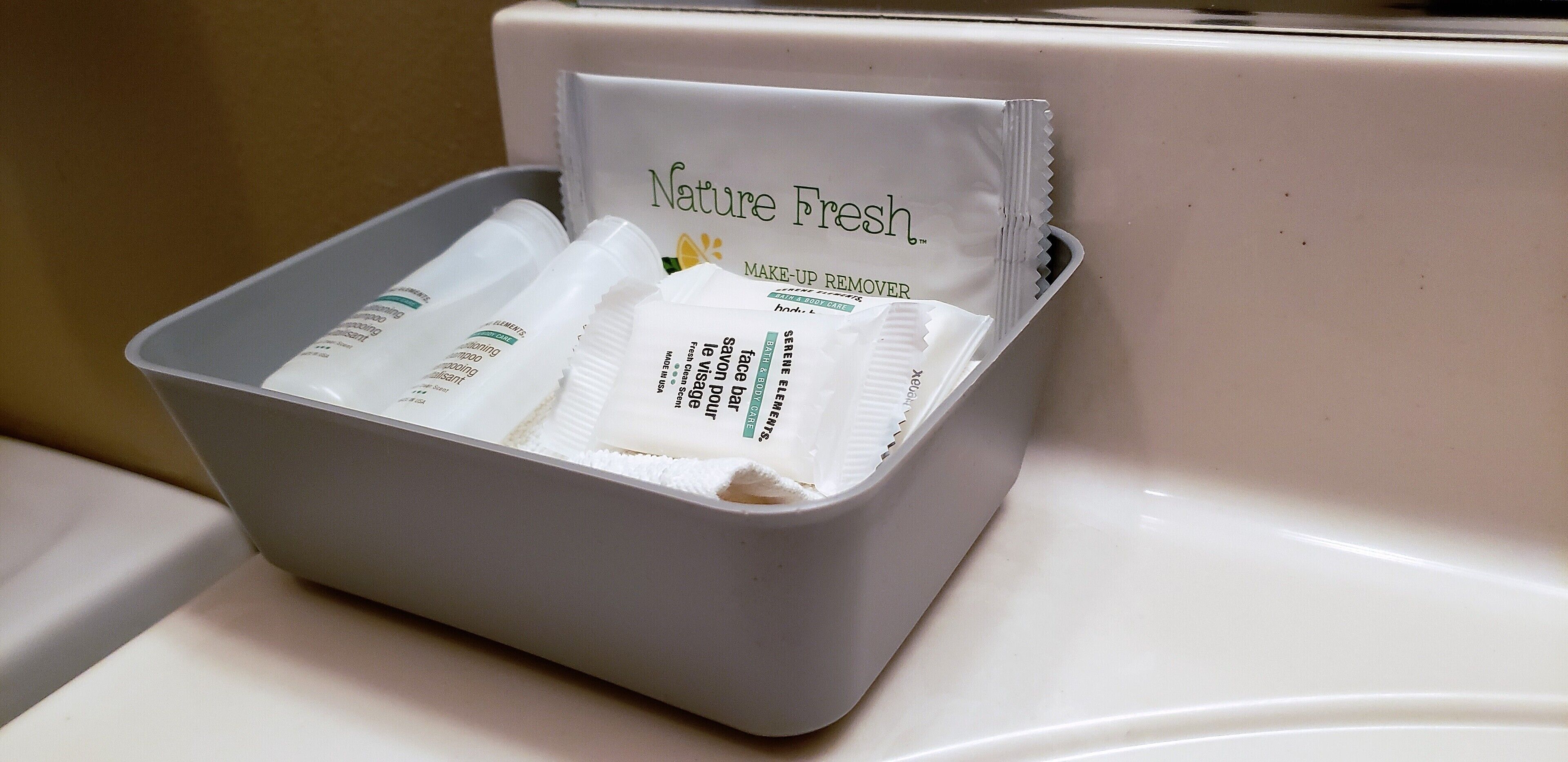 shower, hydromassage showerhead, free toiletries, hair dryer