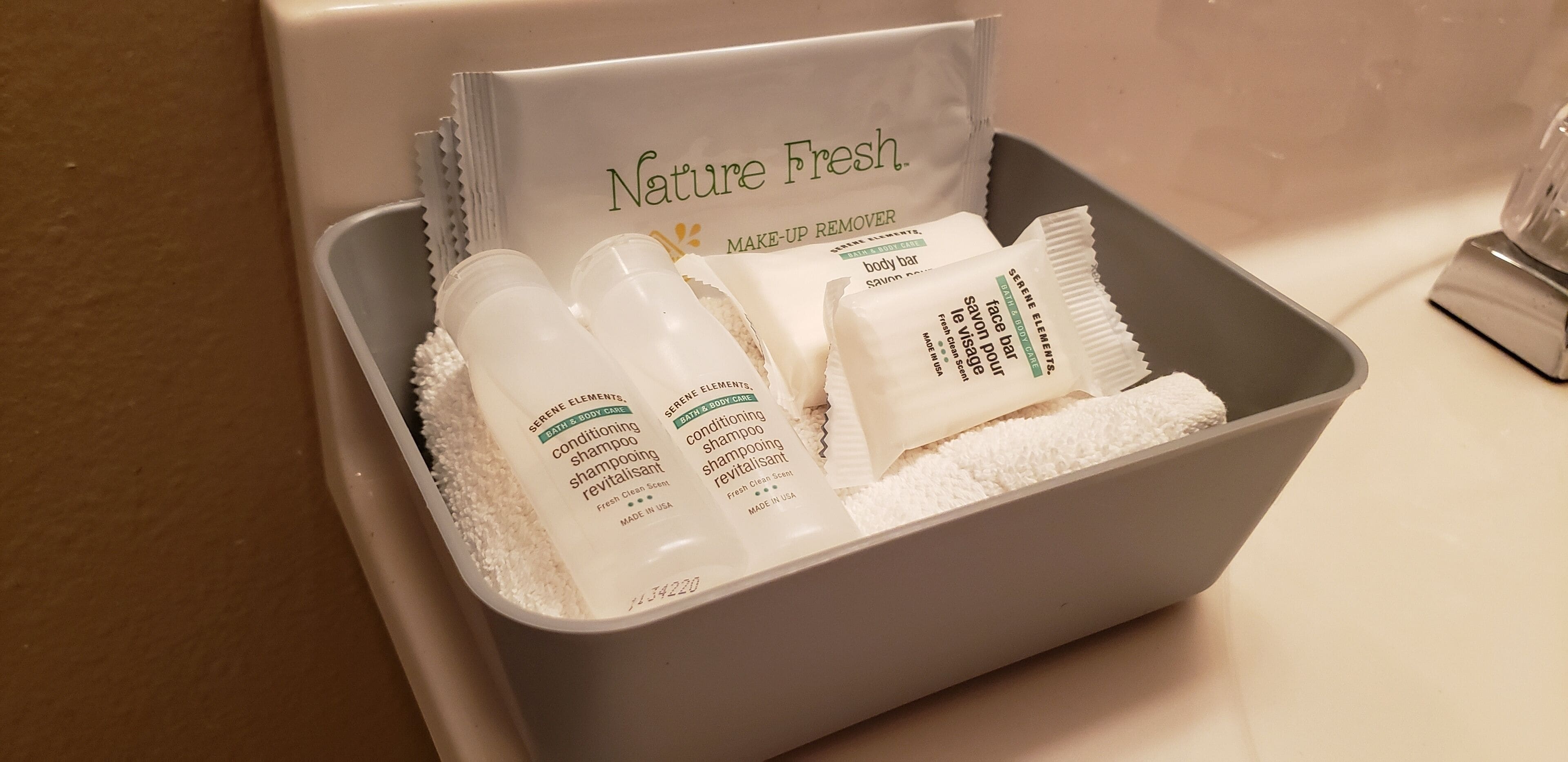 shower, hydromassage showerhead, free toiletries, hair dryer