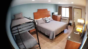 Schreibtisch, Verdunkelungsvorhänge, Bügeleisen/Bügelbrett