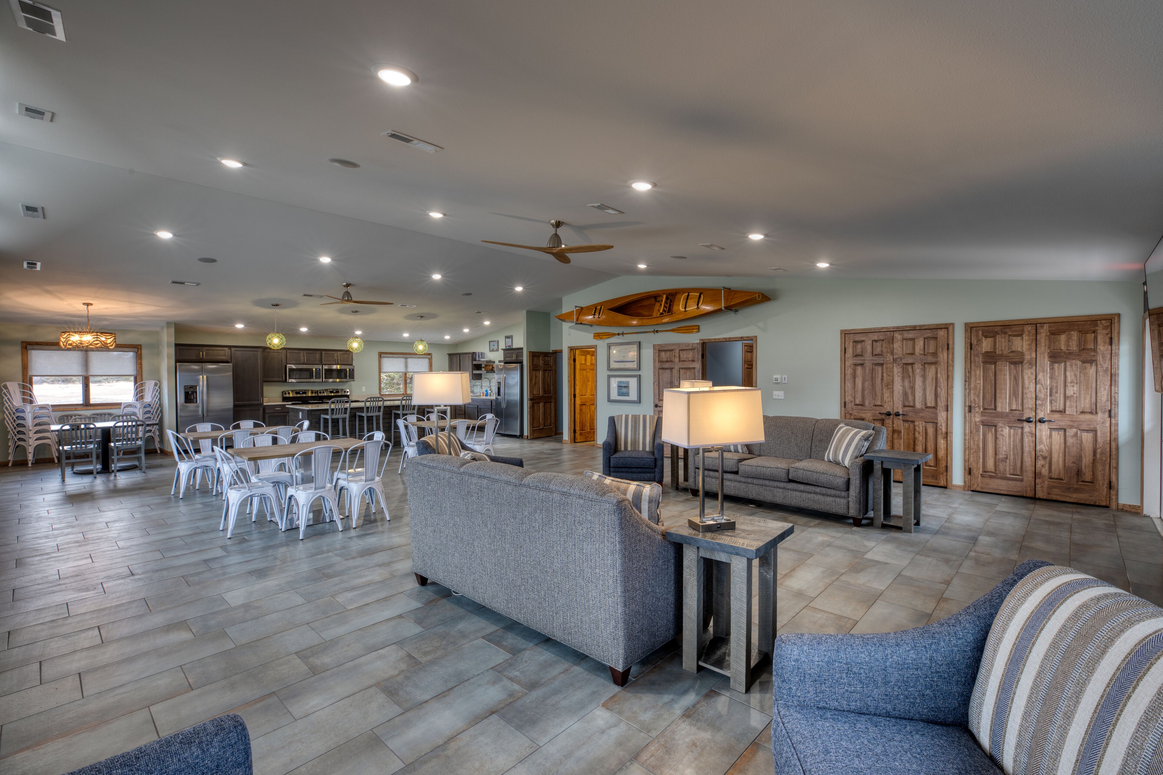 패밀리 하우스, 침실 4개, 호수 전망, 호숫가 | 거실 공간 | 디지털 채널 시청이 가능한 32인치 LCD TV, TV