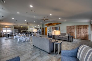 家庭独立别墅, 4 间卧室, 湖景, 湖畔 | 起居区 | 32-英寸液晶电视 （配备数码频道）、电视