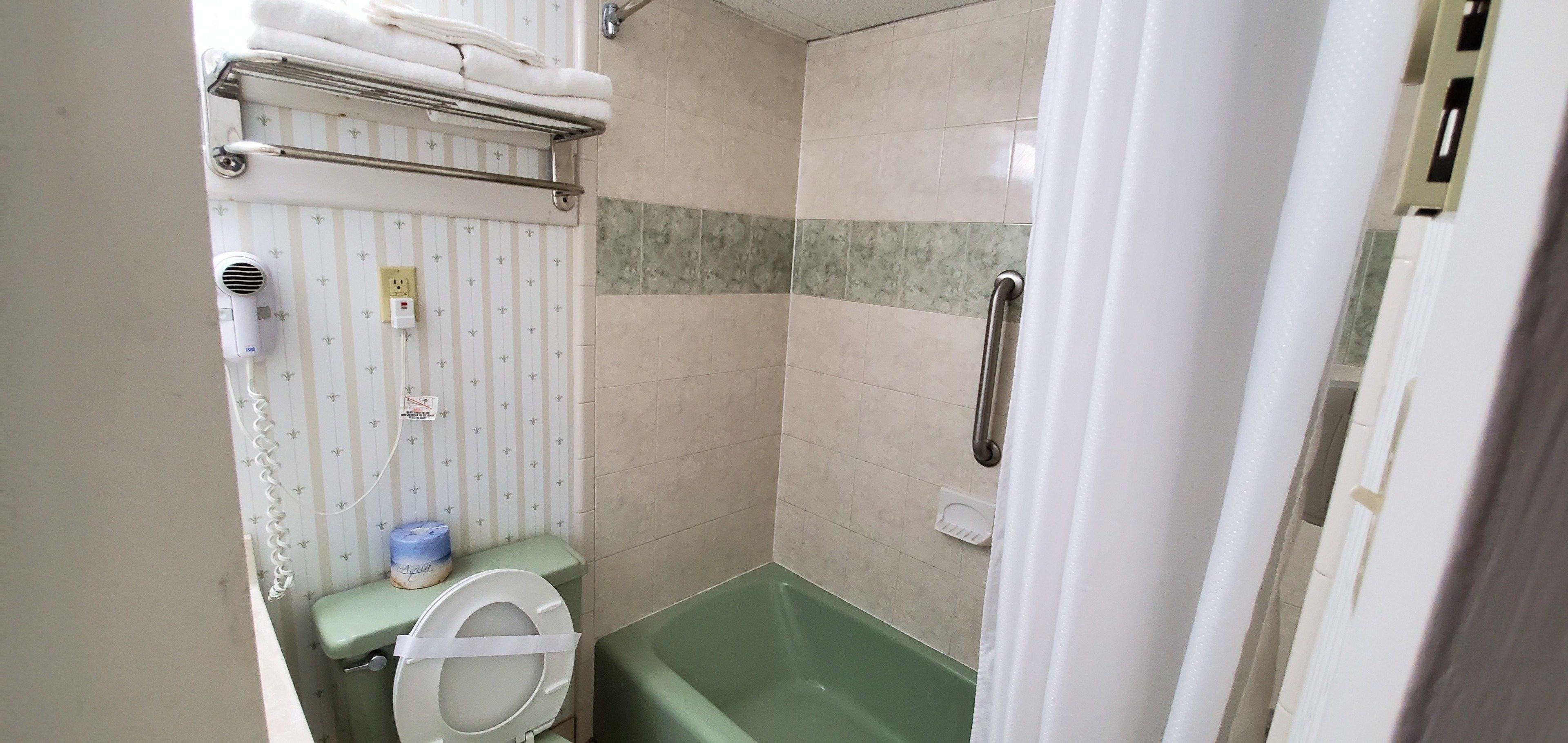 family room, kitchen | bathroom | combined shower/bathtub, hair dryer, towels, soap
