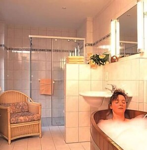 Shower, hair dryer, towels