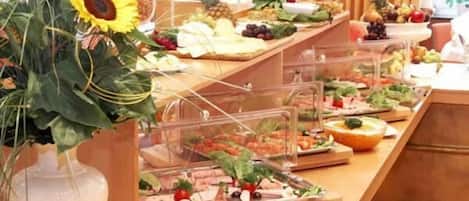 Déjeuner et dîner servis sur place, spécialités Cuisine régionale