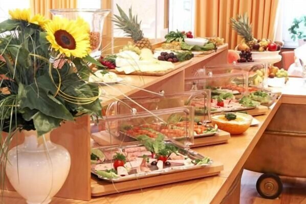 Lunch and dinner served, Regional cuisine