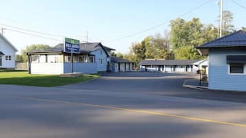 Un motel con un letrero que dice 'HILLSBORO' y 'Motel con Aire Acondicionado'.