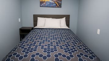 Room, 1 Queen Bed | Desk, rollaway beds, free WiFi, bed sheets