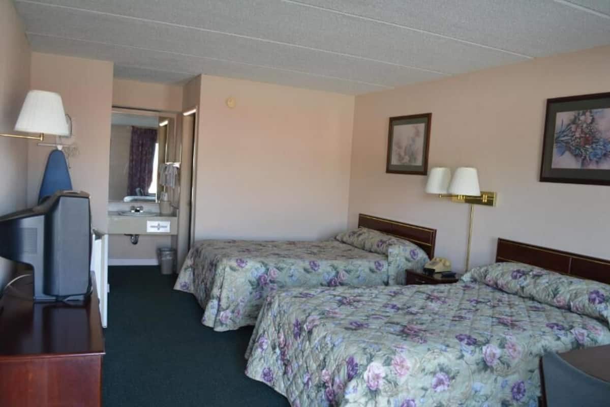 Habitación doble estándar, 2 camas matrimoniales | Tabla de planchar con plancha, wifi gratis y ropa de cama