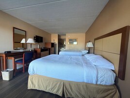Quarto casal standard, 2 camas de casal | Ferros/tábuas de passar roupa, Wi-Fi de cortesia, roupa de cama