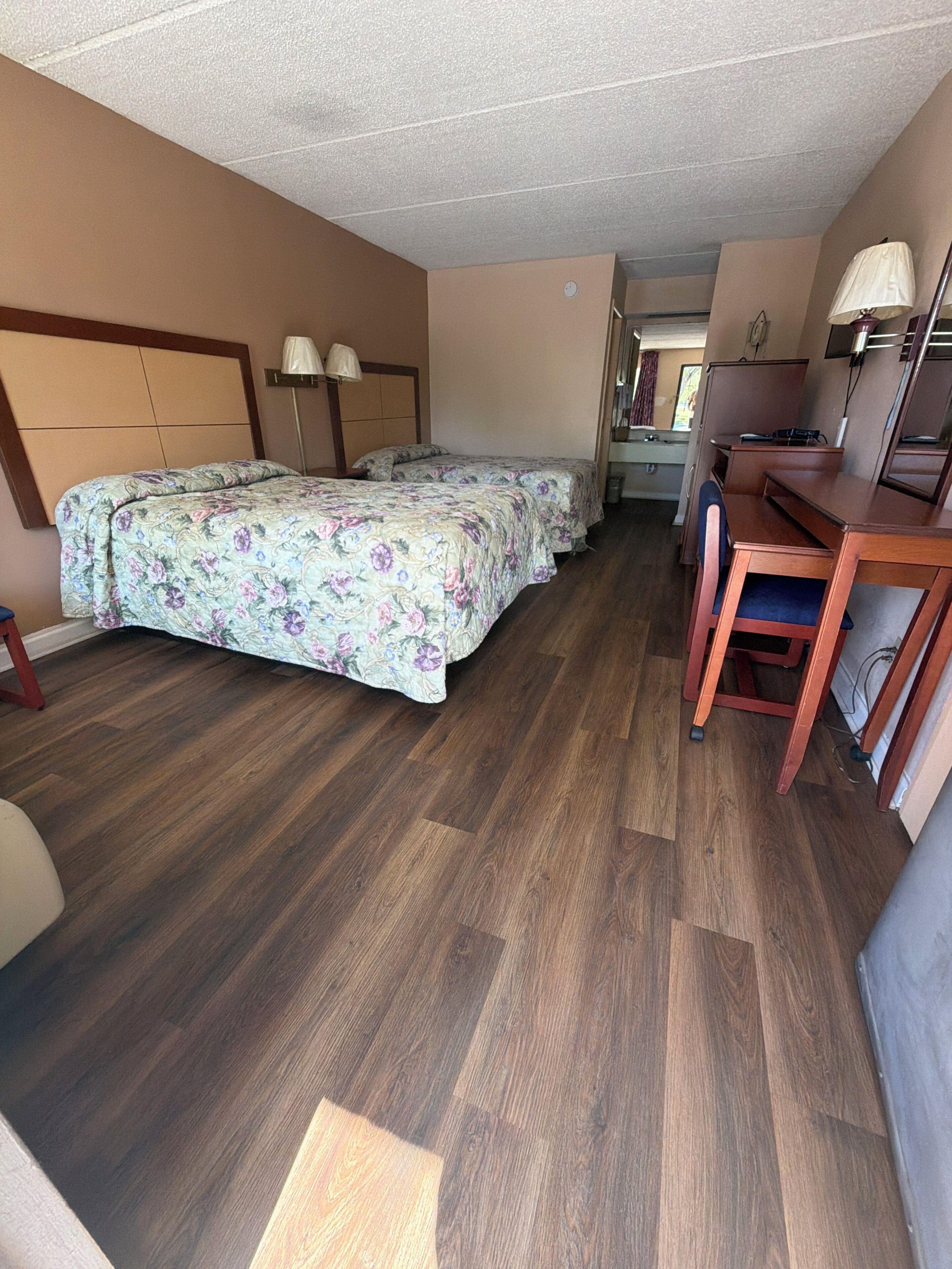 Habitació doble estàndard, 2 llits dobles, fumadors | Planxa i posts de planxar, wifi gratuïta i roba de llit 