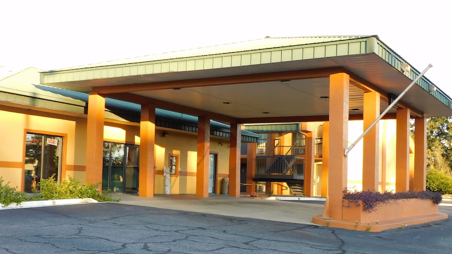 Camilla Inn & Suites