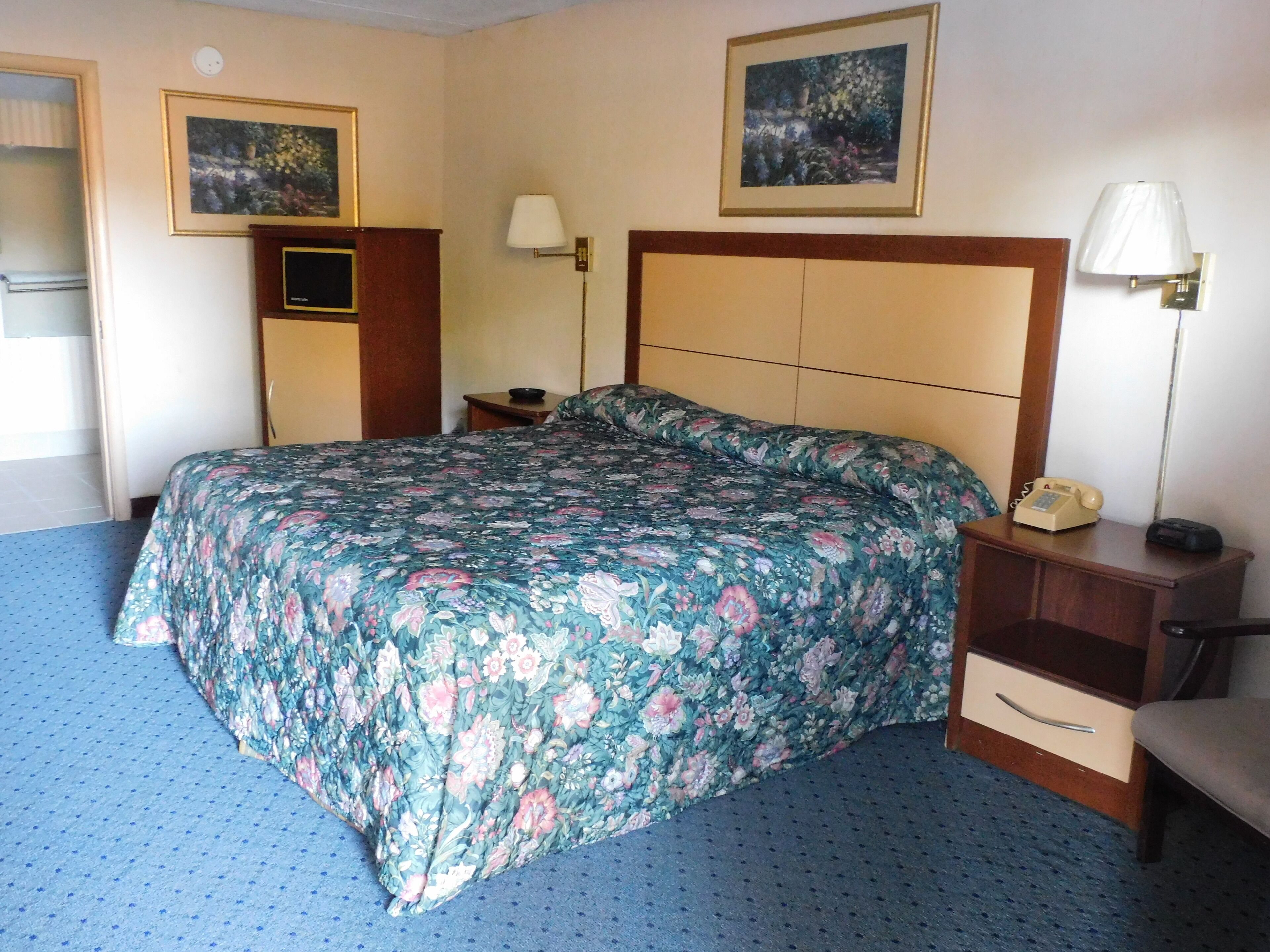 King room, Accessible | Tabla de planchar con plancha, wifi gratis y ropa de cama 