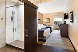 Escritorio, espacio para trabajar con laptop y cortinas blackout 