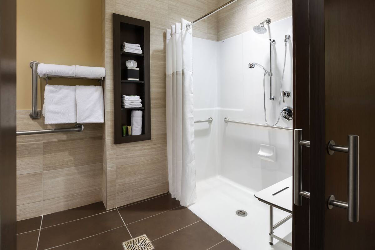 hydromassage showerhead, free toiletries, hair dryer, towels