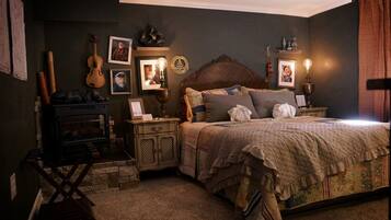 Single Room, 1 Queen Bed, Fireplace (only accessible via stairs) | Premium bedding, pillowtop beds, individually decorated