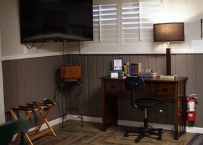 Executive Studio Suite, 1 Bedroom, Kitchenette, Courtyard View | Premium bedding, pillowtop beds, individually decorated