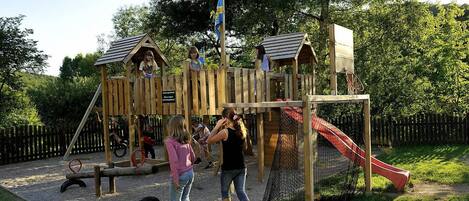 Kawasan main kanak-kanak – terbuka