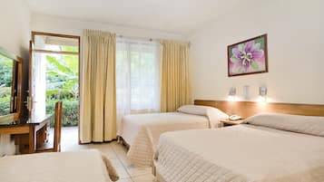Quarto standard (2 doubles + 1 twin) | Vista do quarto