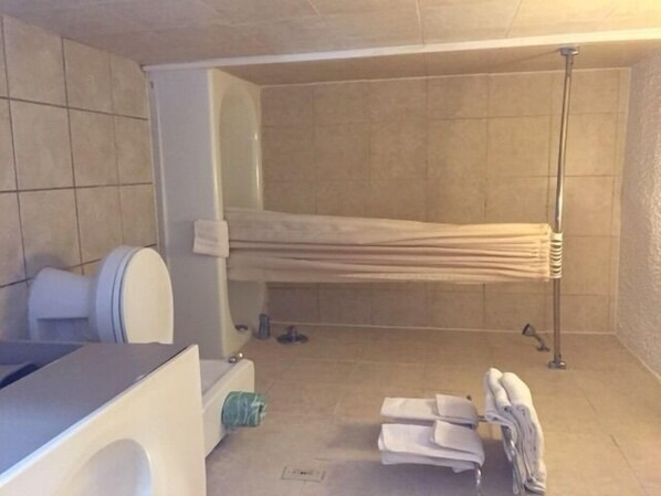 Standard Room, 1 King Bed | Bathroom | Combined shower/tub, hair dryer, towels