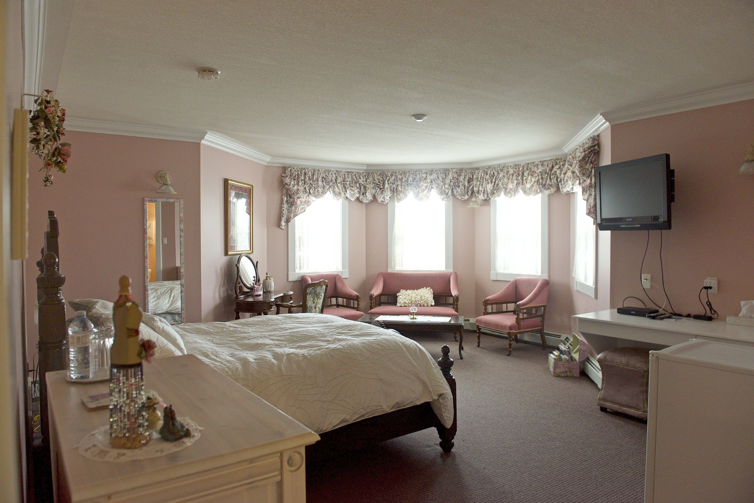 room, 1 queen bed | premium bedding, desk, free wifi