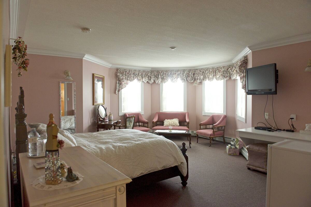 room, 1 queen bed | premium bedding, desk, free wifi