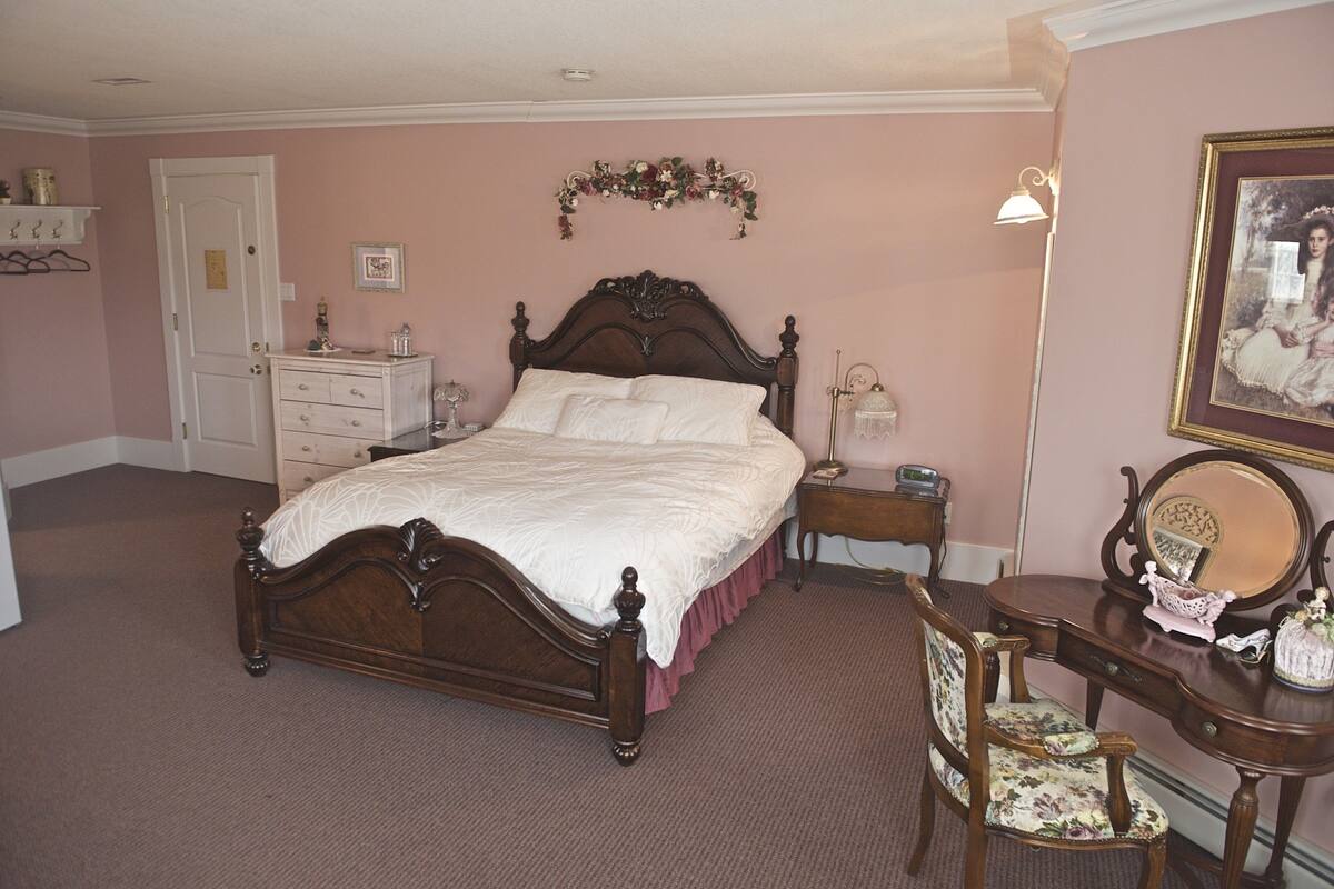 Room, 1 Queen Bed | Premium bedding, desk, WiFi (free)