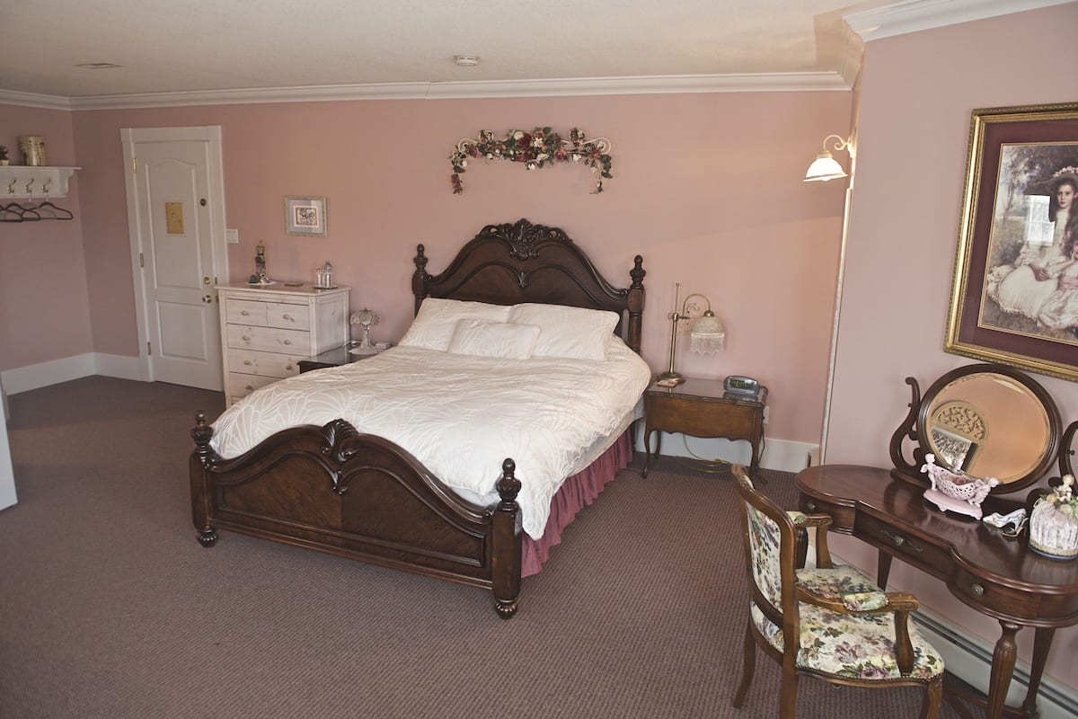 Zimmer, 1 Queen-Bett | Hochwertige Bettwaren, Schreibtisch, kostenloses WLAN