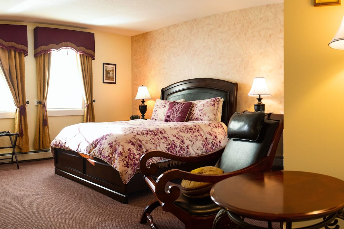 room, 1 queen bed | premium bedding, desk, free wifi