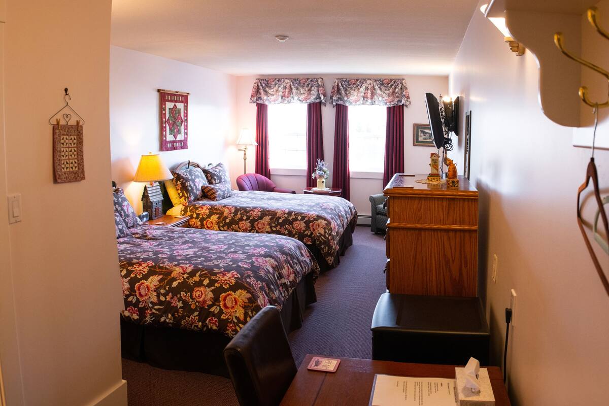 Room | Premium bedding, desk, WiFi (free)