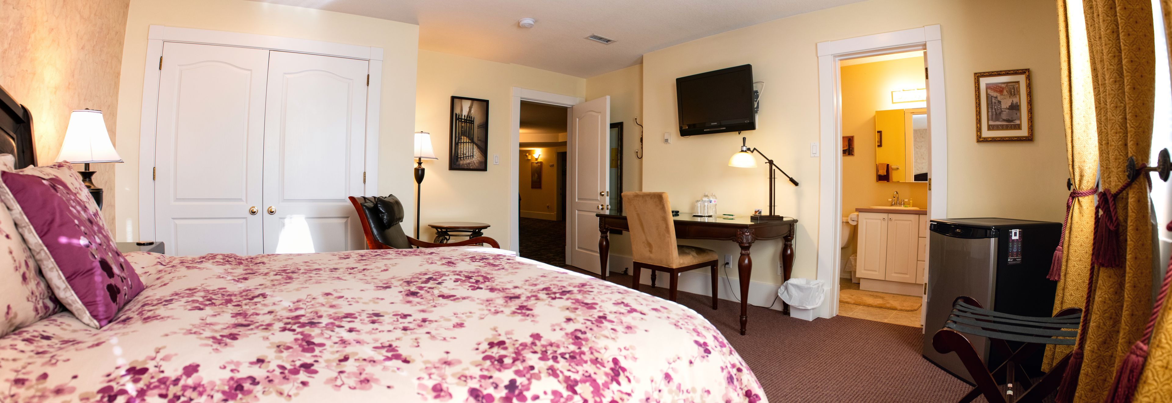 room, 1 queen bed | premium bedding, desk, free wifi