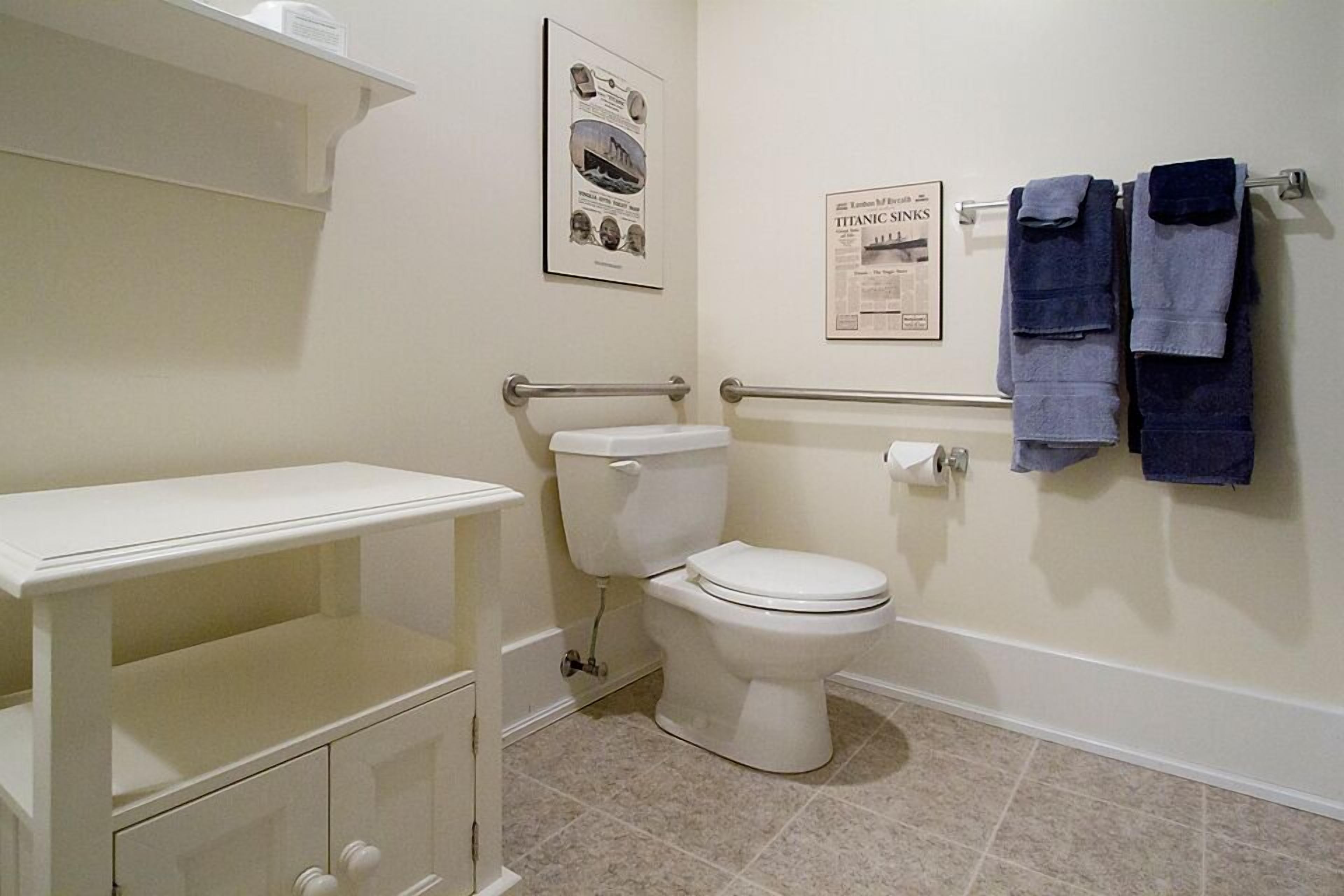 room, 1 queen bed | bathroom | shower, free toiletries, hair dryer, towels