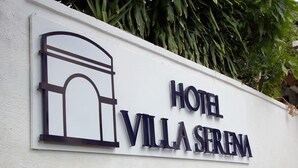 Placa do Hotel Villa Serena com ilustração arquitetônica simples.